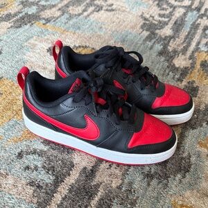 Nike Kids Sneakers in Black and Red